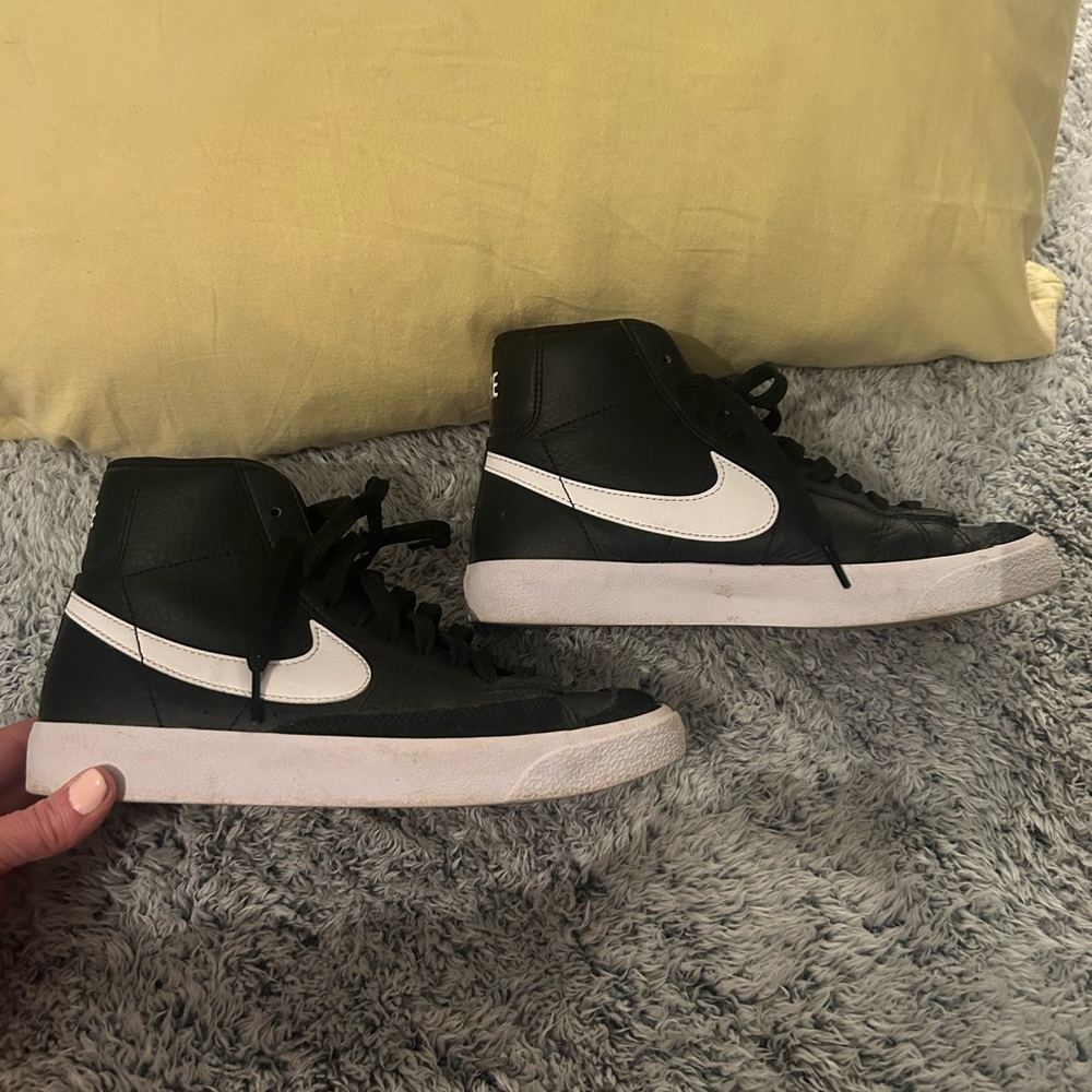 Nike boys size 5 Black and White High-Top Sneakers